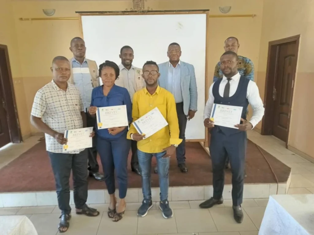 Participants réunis avec leurs attestations dans une salle de formation