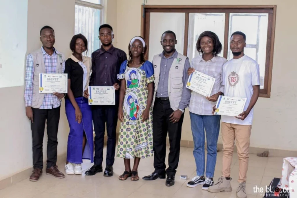 Groupe de participants présentant leurs attestations