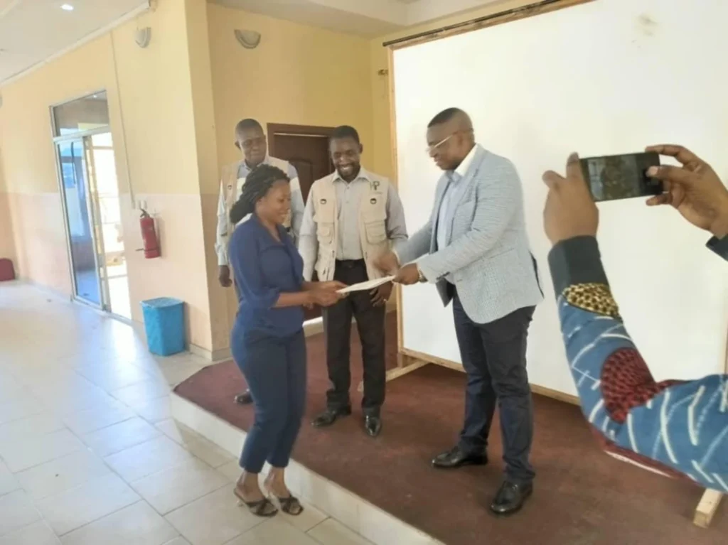 Remise d’une attestation à une participante