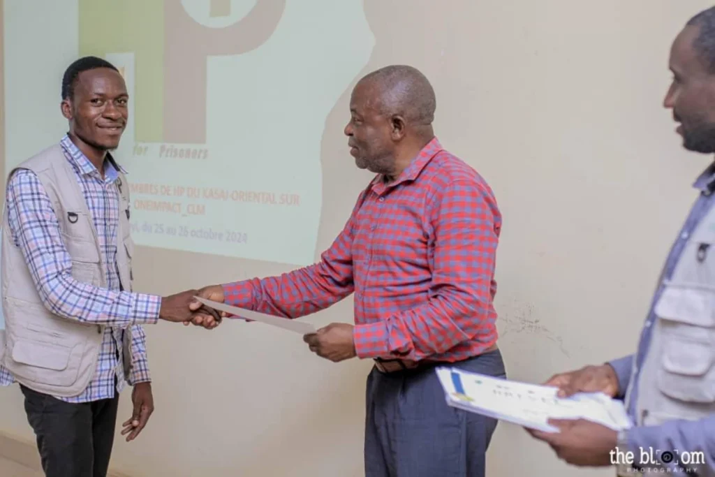 Échange lors d’une remise d’attestation