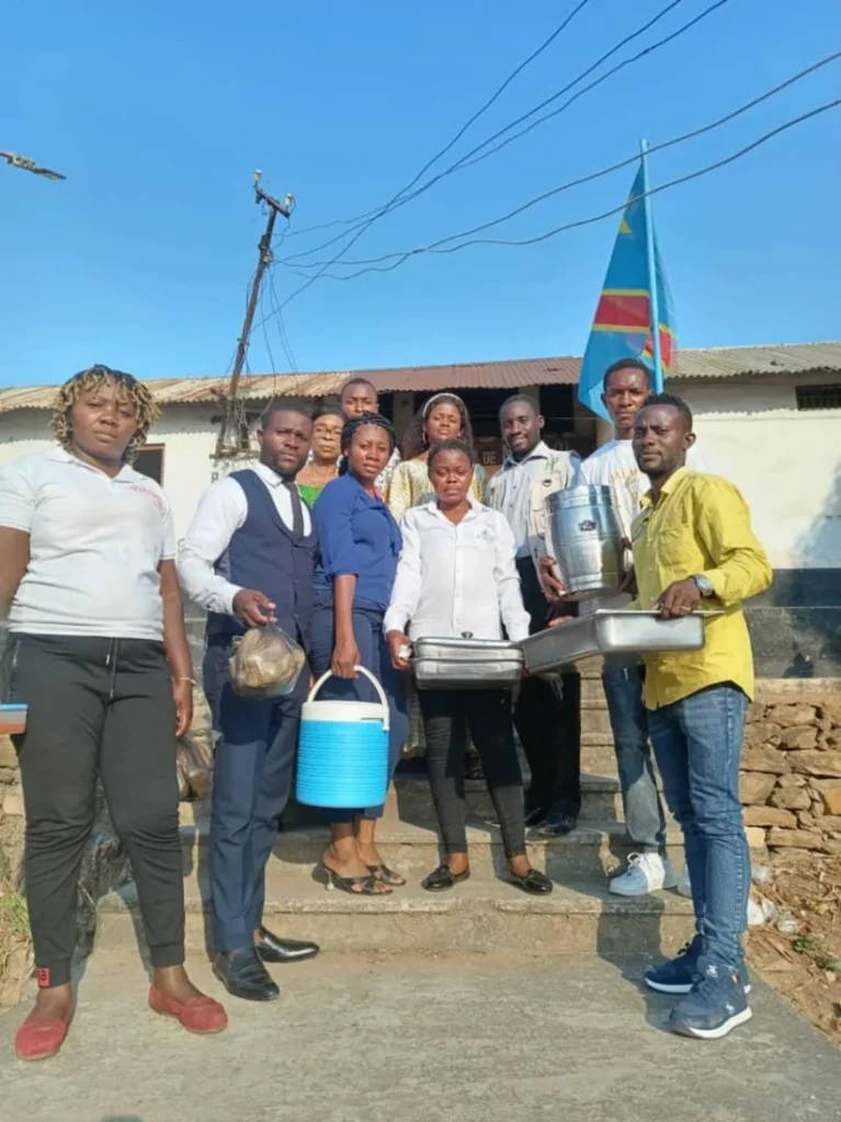 Participants réunis à l’extérieur d’un établissement