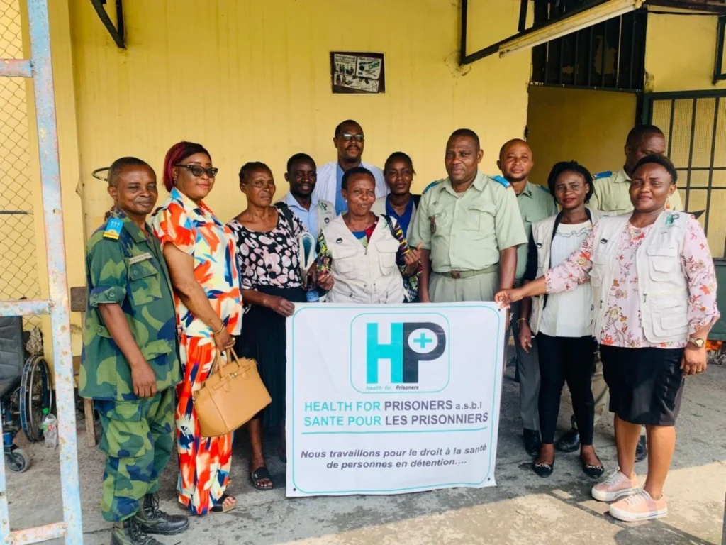 Groupe avec une banderole Health For Prisoners
