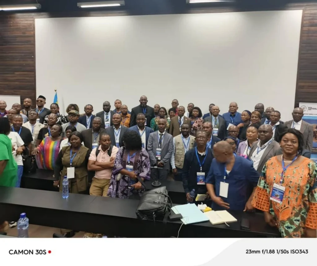 Participants rassemblés dans une salle de conférence